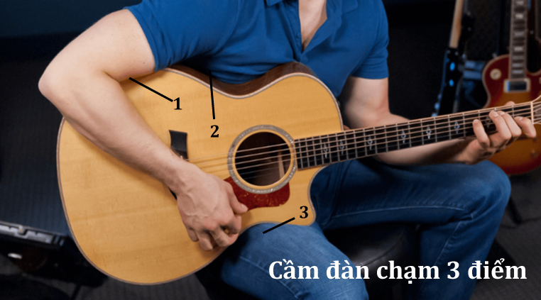 cầm đàn guitar đơn giản