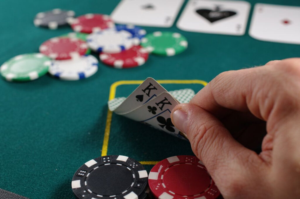 Cách đọc tín hiệu poker chuẩn xác như thế nào?