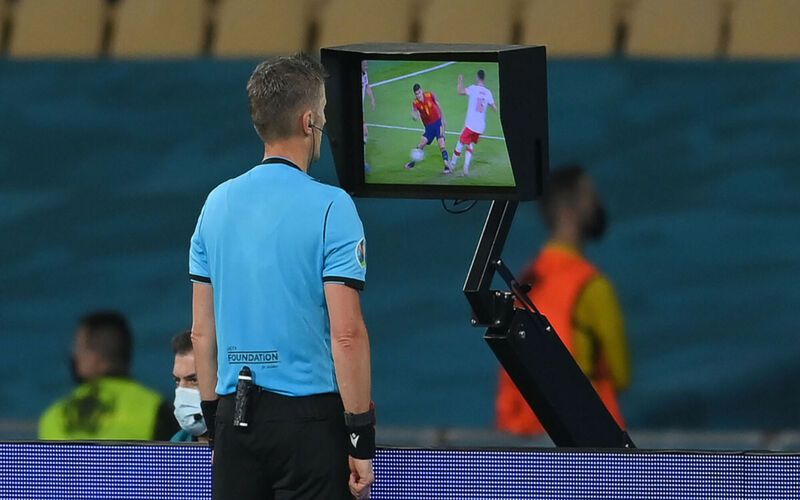 VAR trong bóng đá là gì? Quy trình và thủ tục sử dụng VAR