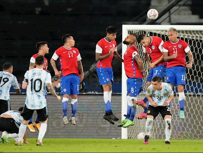 Lionel Messi sút phạt trực tiếp thành bàn trước Chile