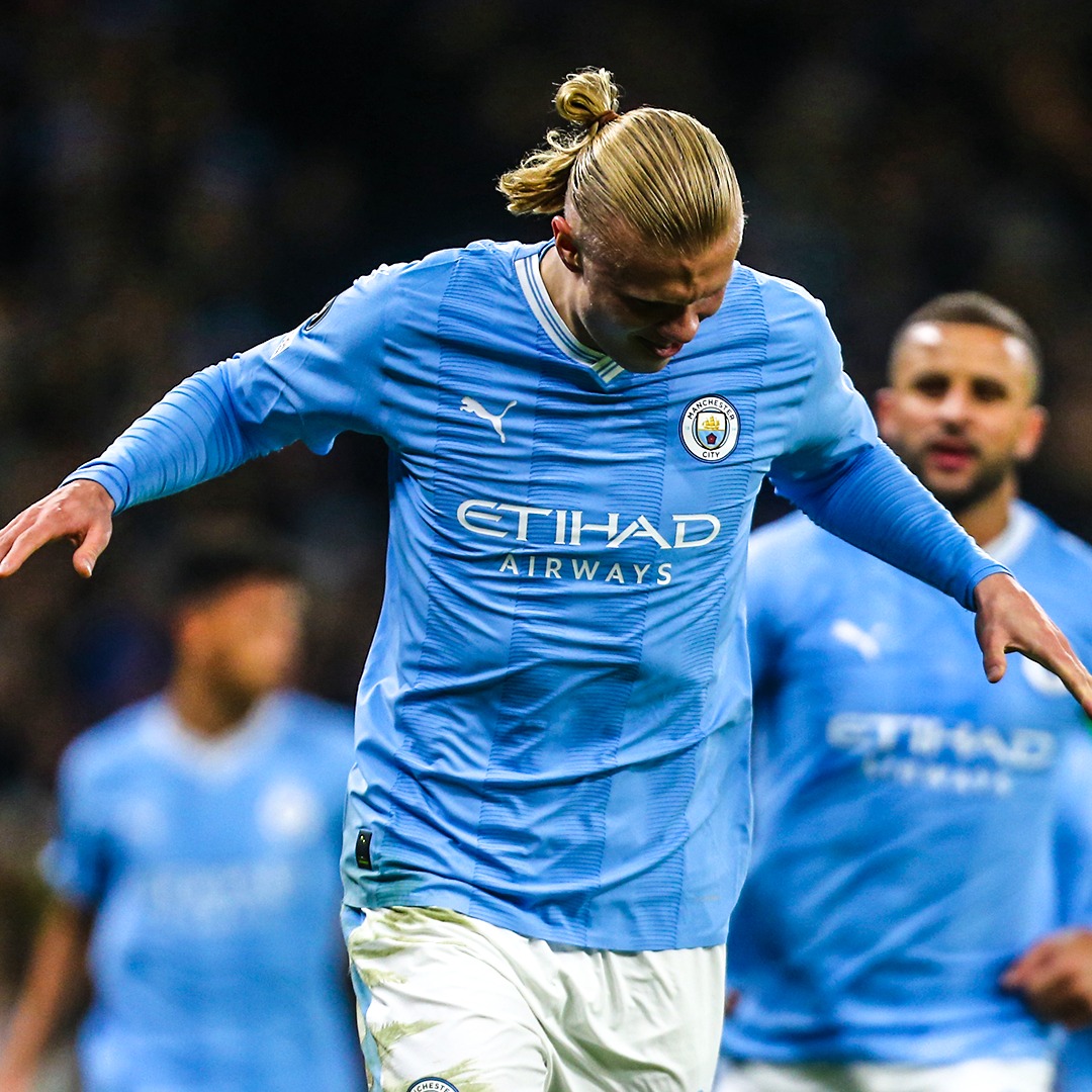 Giữ lời hứa, Haaland tái hiện phong cách ăn mừng của Drogba