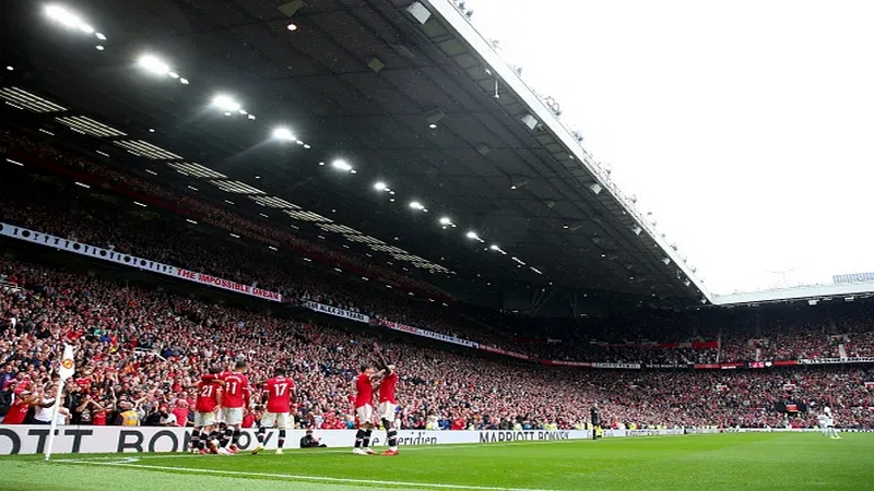 Ít ai ngờ rằng sân vận động Old Trafford tráng lệ lại trở thành bãi rác. MU là gì trong bóng đá? Những điều thú vị cần biết về MU