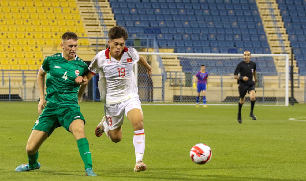 U22 Việt Nam và bài toàn tìm kiếm lối chơi kiểm soát bóng phù hợp | Vietnam+ (VietnamPlus)