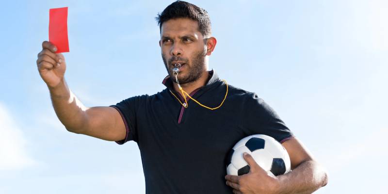 Thẻ Đỏ Trong Bóng Đá Là Gì? Những Quy Định Cần Biết Về Thẻ Đỏ