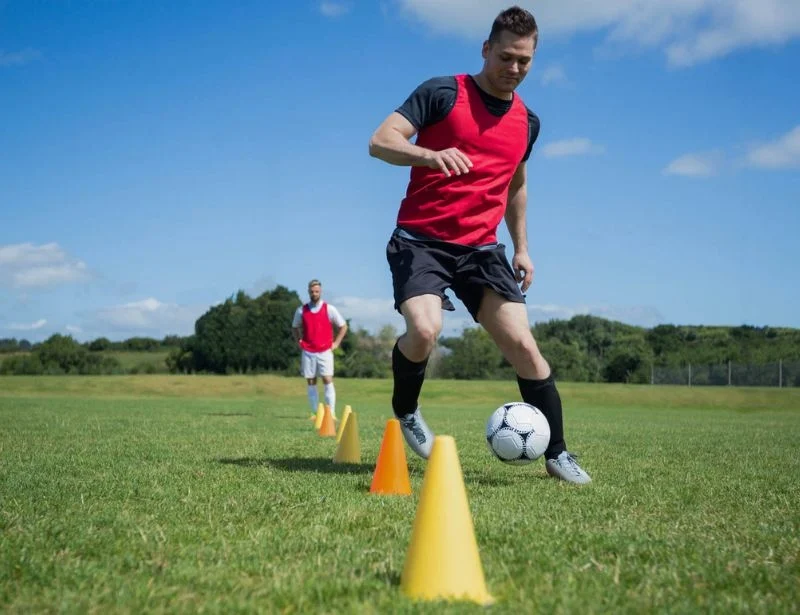 Luyện tập kỹ thuật đổi hướng khi rê bóng