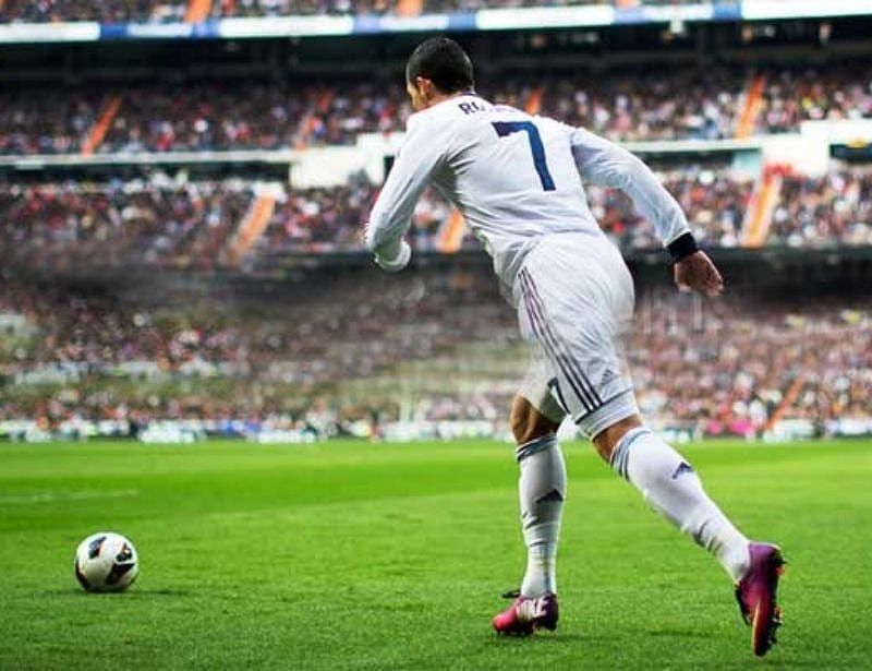 Chạy đà khi sút thẳng bổng