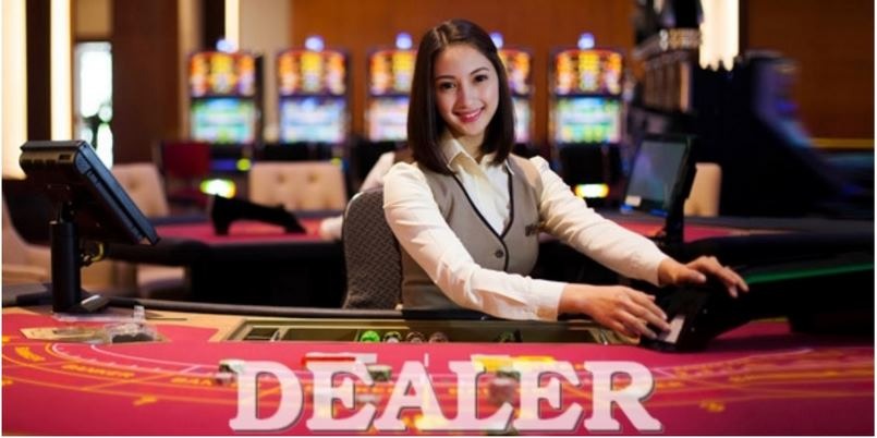 Dealer Là Gì Trong Casino? Vai Trò, Công Việc Và Thu Nhập Thực Tế
