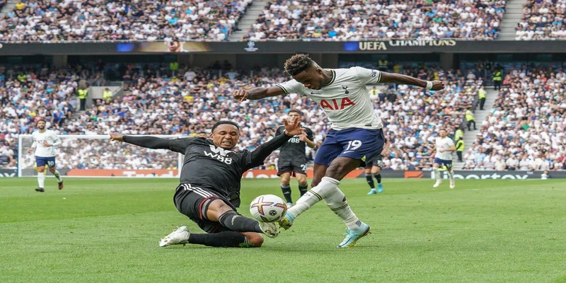 Sliding tackle trong bóng đá