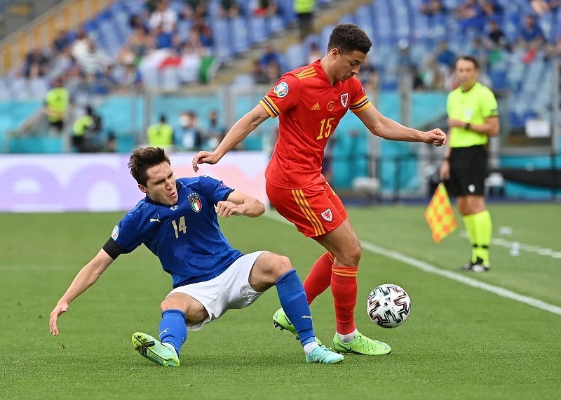 Chiến thuật tấn công biên hiện đại kéo dãn đội hình đối phương