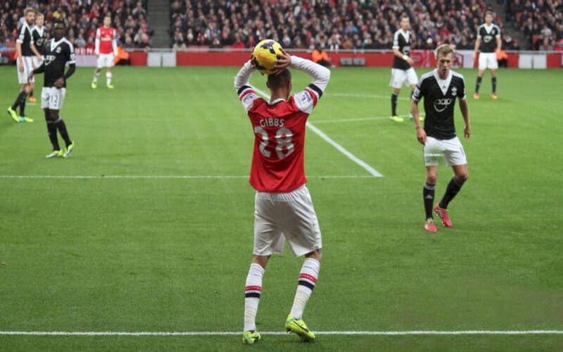 Hướng dẫn đúng kỹ thuật ném biên trong bóng đá 11 người chi tiết