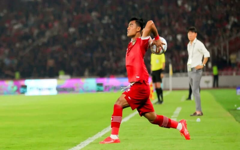 Hướng dẫn đúng kỹ thuật ném biên trong bóng đá 11 người chi tiết