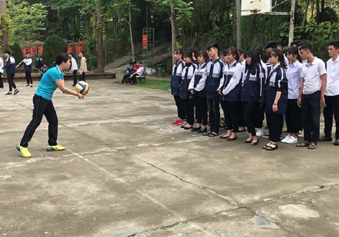 Cách phát bóng chuyền thấp tay chính diện đúng kỹ thuật