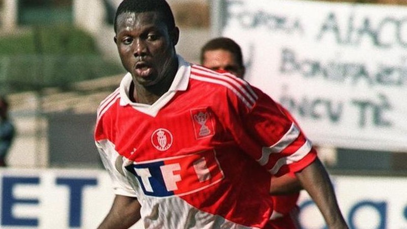 Đương kim tổng thống Liberia từng là tiền đạo Monaco George Weah trong màu áo Monaco