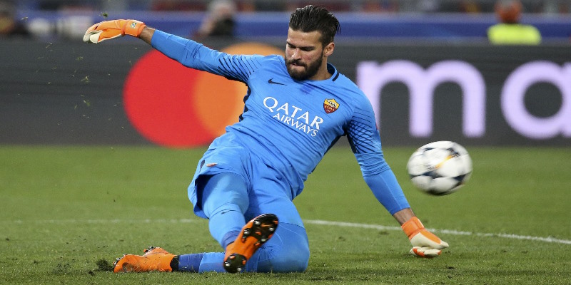 Alisson Becker trong màu áo AS Roma và Liverpool